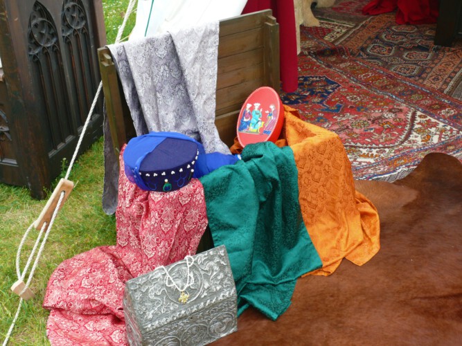 Feine Seiden, Damaste und Purpur